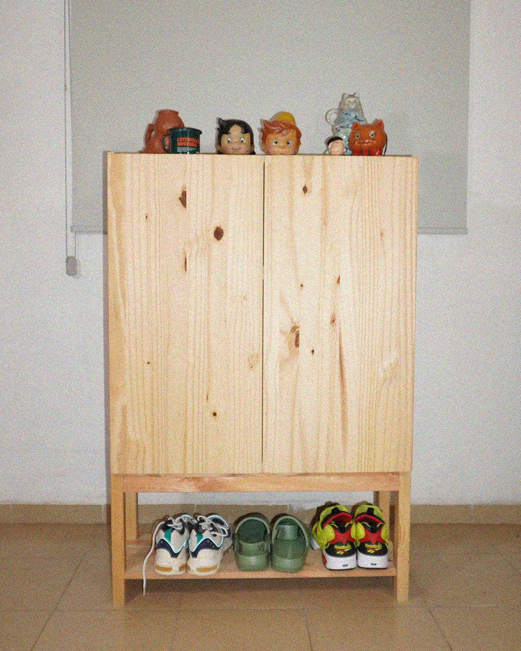 Gabinete de pino con dos puertas + base