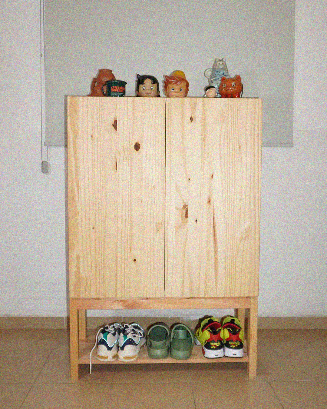 Gabinete de pino con dos puertas + base