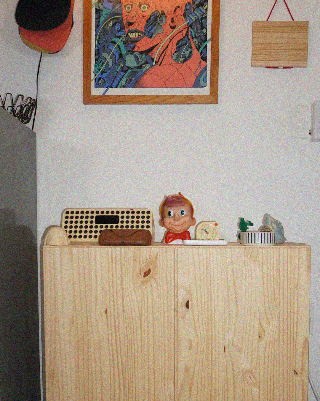 Gabinete de pino macizo con dos puertas II