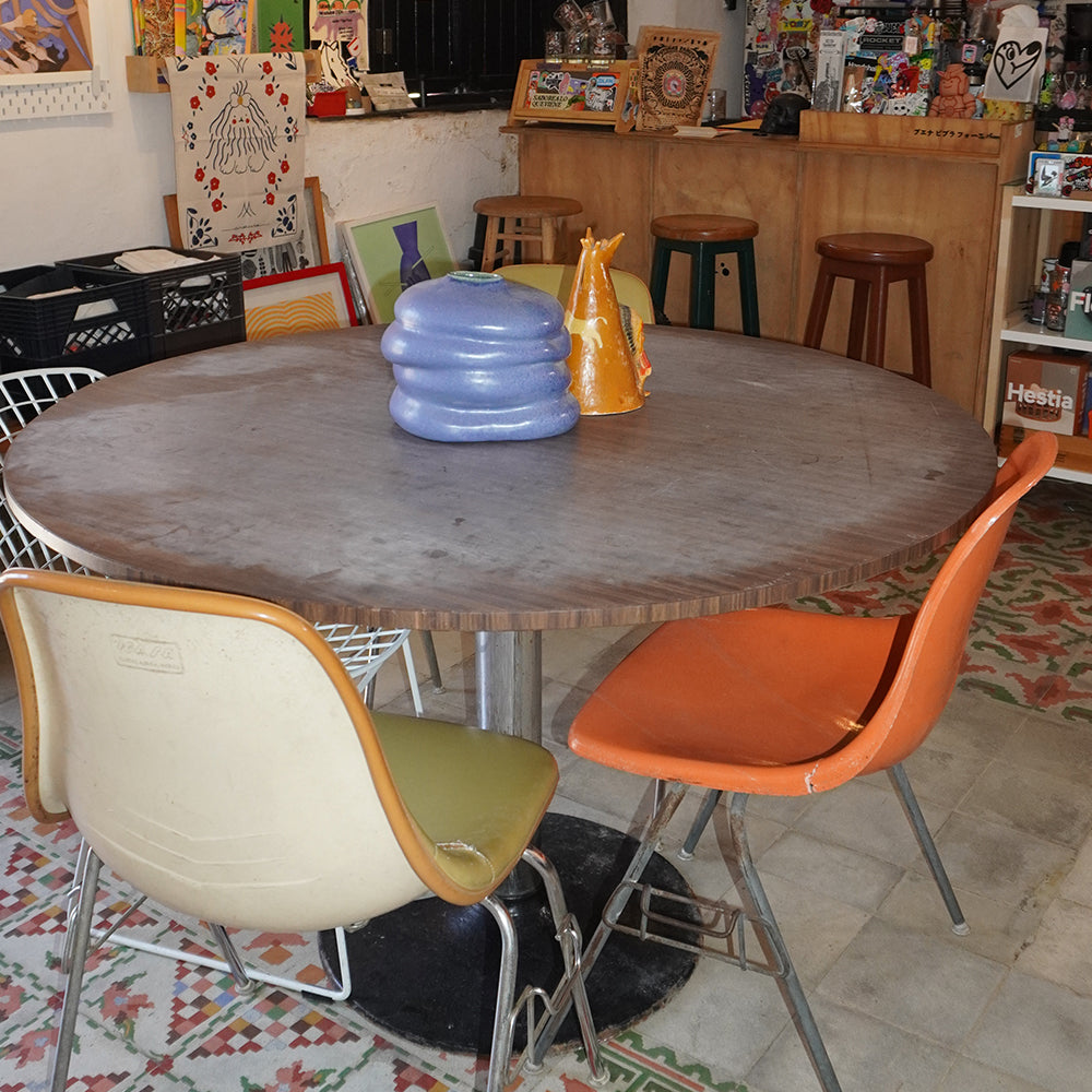 Mesa redonda de madera de base metálica