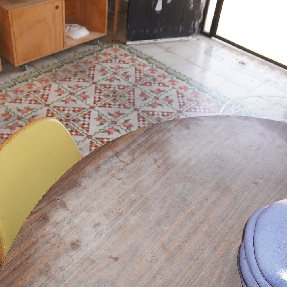 Mesa redonda de madera de base metálica