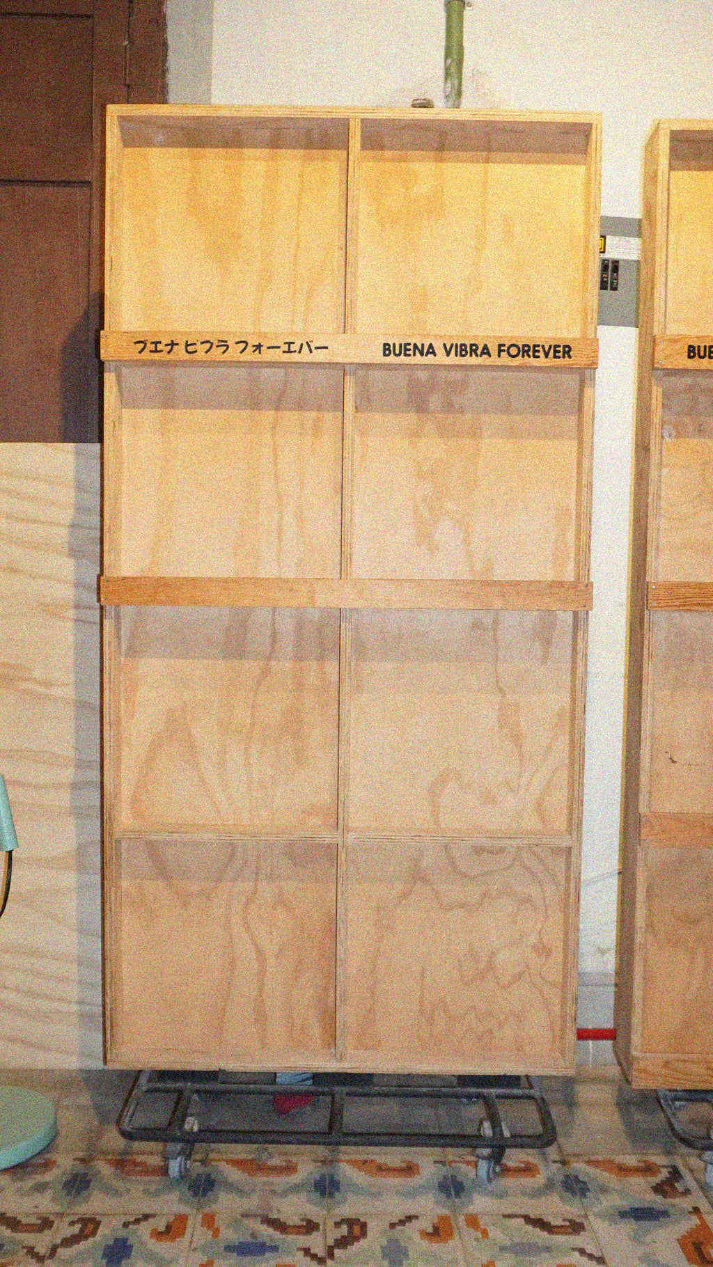 Exhibidor de madera con base metálica