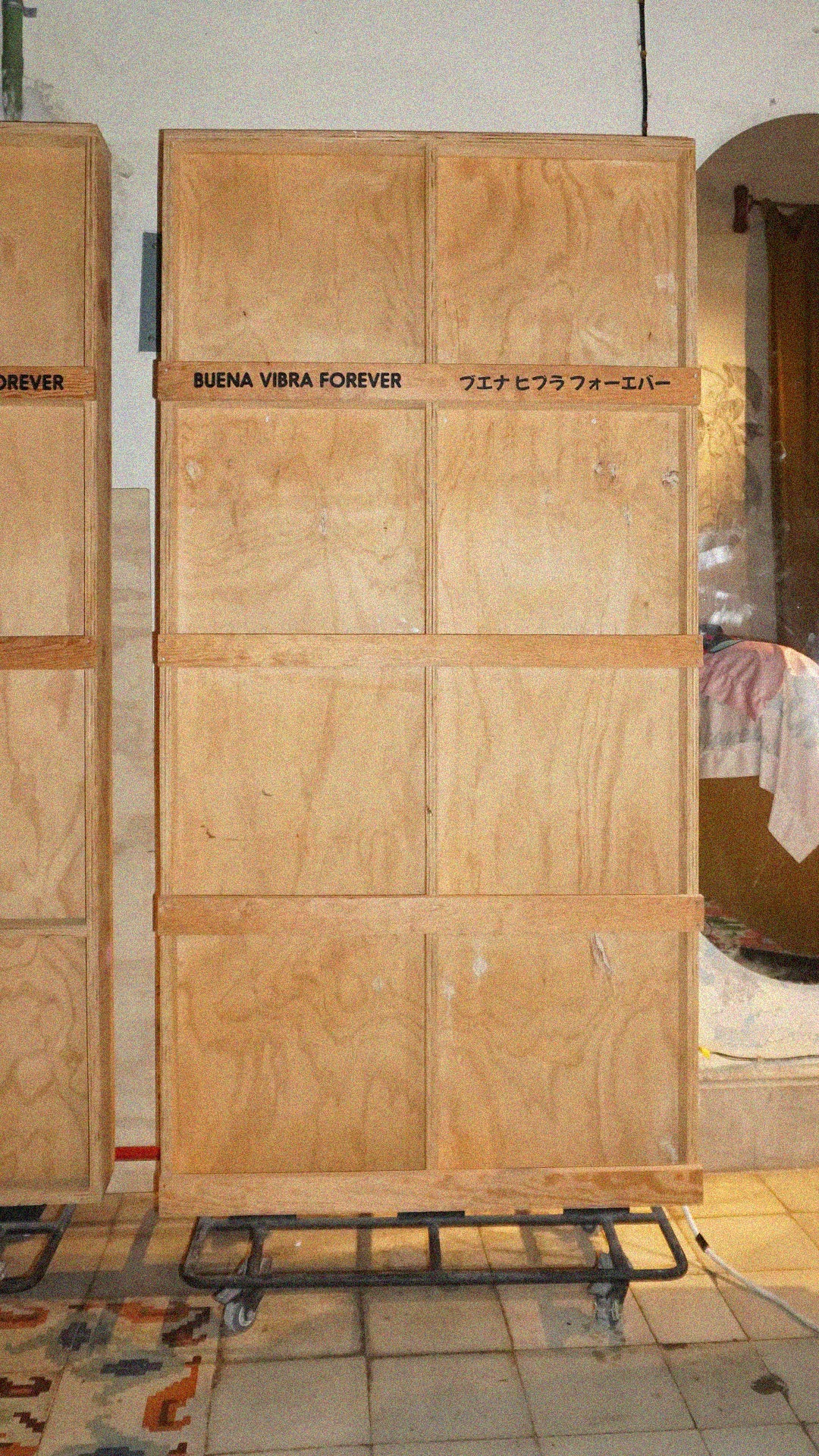 Exhibidor de madera con base metálica