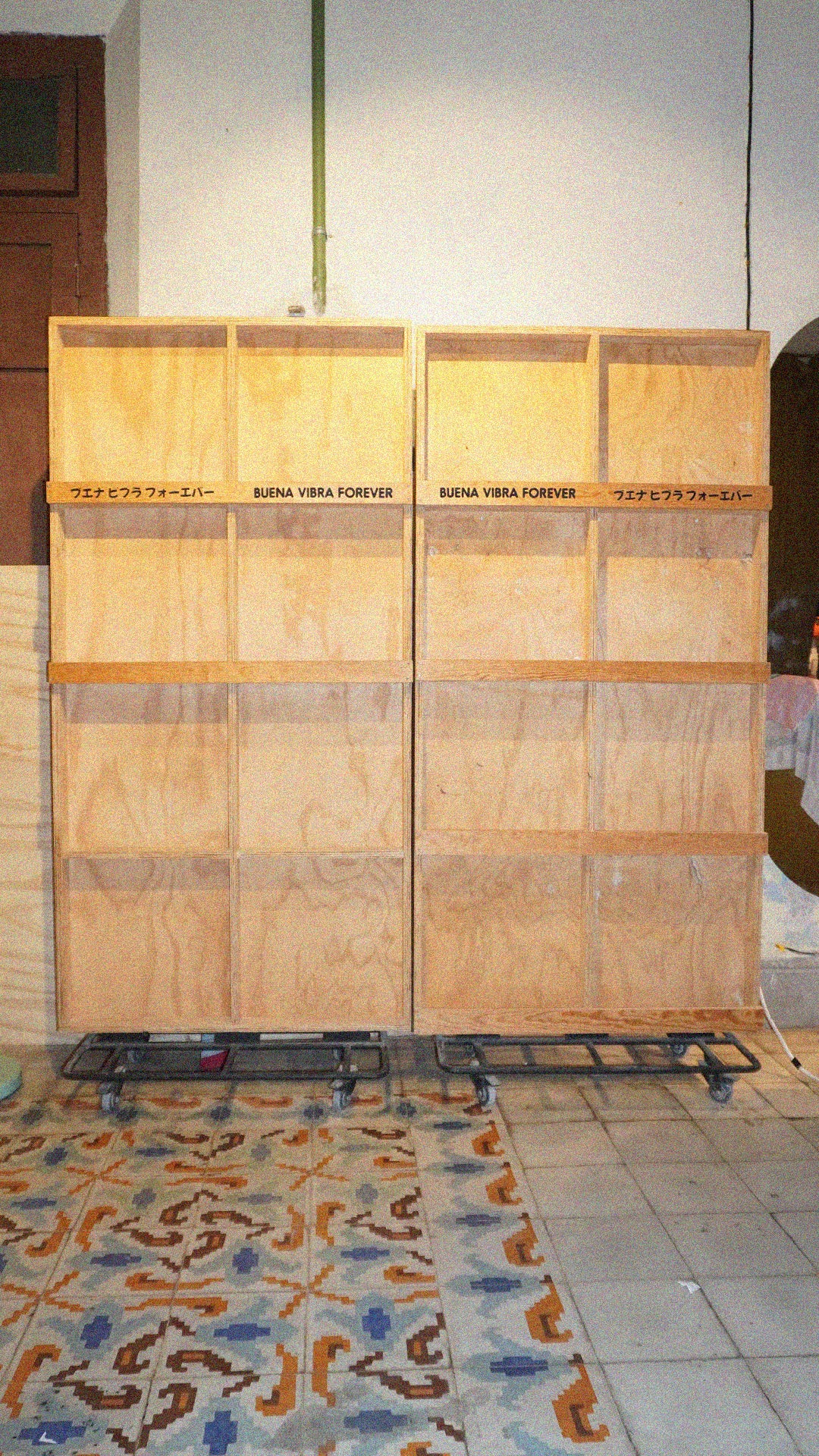 Exhibidor de madera con base metálica
